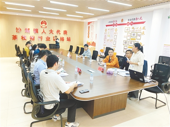 人大代表们在联络站召开会议，为茶枝柑产业发展建言献策。