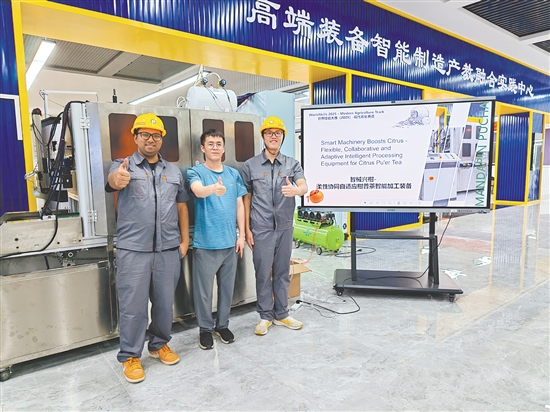 两位学生搭档与指导老师谭伟超（中间）合影。