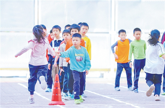 寒假开始前，我市各小学举办了形式多样的散学典礼活动。