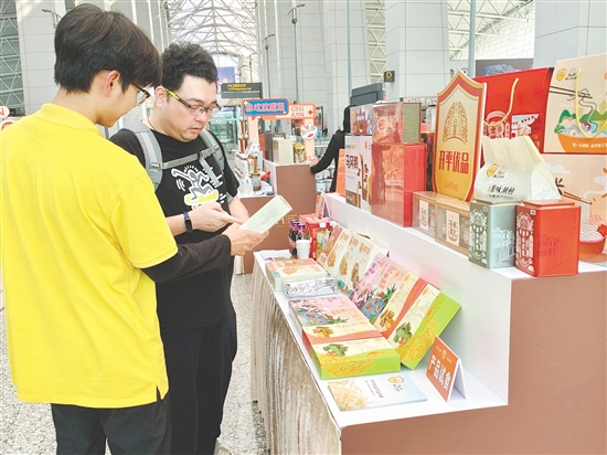 “开平优品”一众特色好物惊艳亮相，让往来旅客在启程与抵达间，提前与开平的年味与温情相遇。
