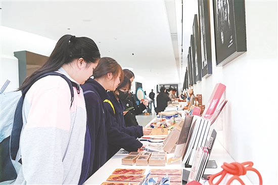 澳门青年参观天下粮仓先锋书店。