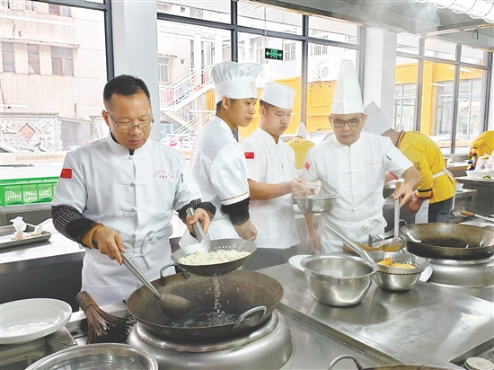 餐饮从业者和职校师生大胆革新，制作出既符合现代家庭需求，又蕴含新春美好寓意的“快手”年夜饭。