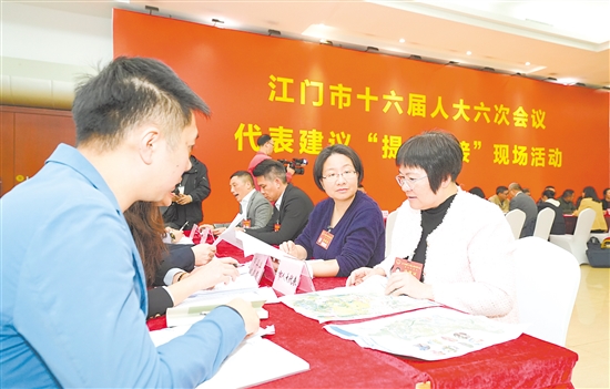 我市举办代表建议“提办对接”现场活动。人大代表在活动现场就关心的话题与政府部门进行交流对接。陈俊锋