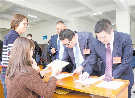 2月4日下午，出席市十六届人大六次会议的市人大代表陆续到会场报到。陈俊锋