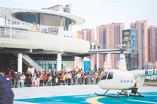 结合低空经济，活动向市民游客提供乘坐直升机体验，以独特视角俯瞰江海。