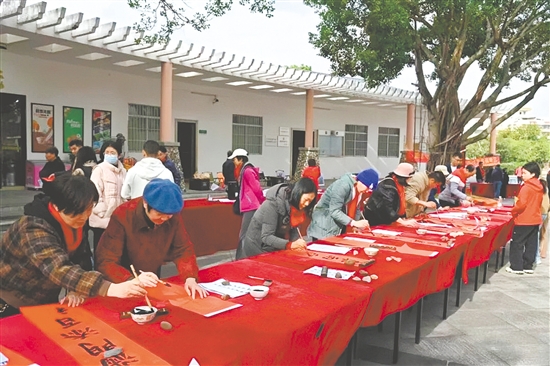 活动邀请书法家现场挥毫泼墨，一副副将环保理念与新春祝福巧妙融合的对联深受市民欢迎。