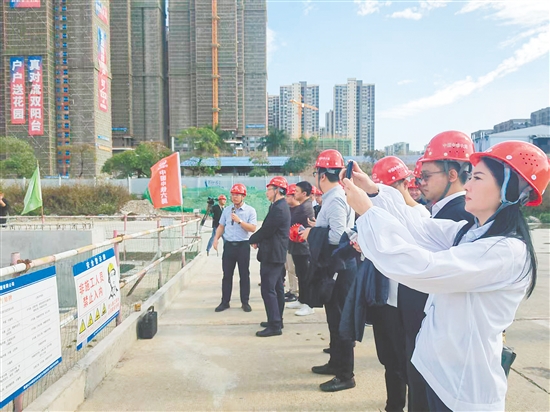 新会区政协组织港澳委员到国道G240线新会会城至牛湾段改建工程侨兴南隧道调研。