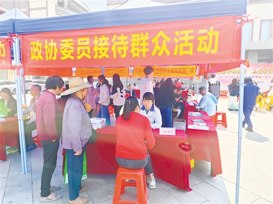 新会区政协崖门镇联络组组织委员在崖门文化中心设摊接访群众。