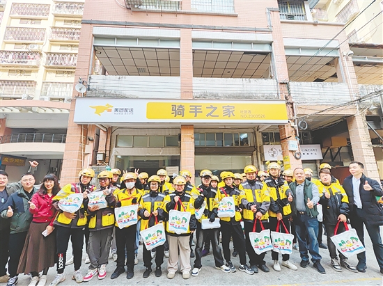 去年中秋节，工会为坚守岗位的新业态劳动者送上“小哥月饼”。