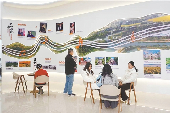 四九镇新建成的圩镇客厅集休闲、文艺、观光、服务等功能于一体，深受群众喜欢。