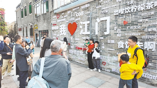 代表、委员表示，提升城市品质，要厚植城市美学理念，坚守传统文化根脉。启明里的升级改造是其生动案例，深受市民游客喜欢。