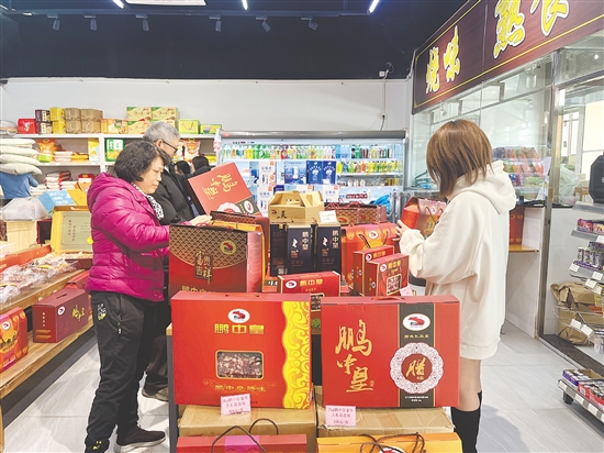 消费者在超市选购江门腊味。