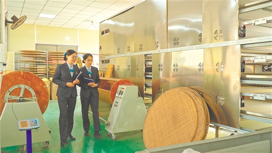 农行江门分行工作人员把金融服务送到企业。