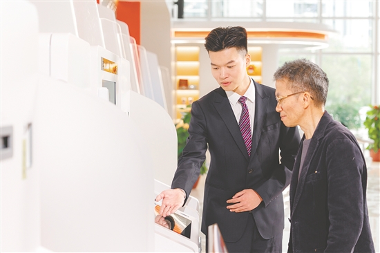 江门农商银行工作人员在为客户讲解社保卡服务。