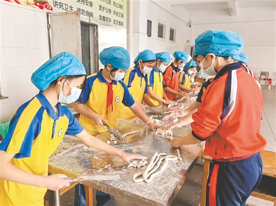 学生们动手包汤圆，在欢声笑语中体验制作传统美食的乐趣。