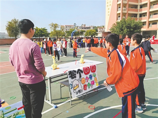 学生们手持“寻礼地图”，依次探访“勇气峡谷”“无限路径”“梦想瞭望台”等八大心理成长站点，在游戏中实现心灵的感悟与成长。