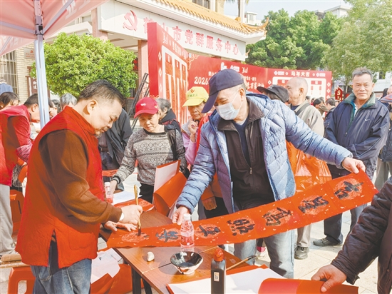 鹤山市沙坪街道桂林社区党群服务中心开展送春联活动。