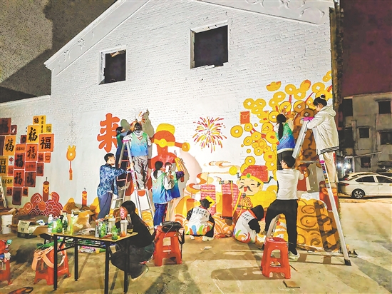 蓬江区环市街道里村社区党群服务中心联动多方绘制墙绘，为社区增添春节氛围。