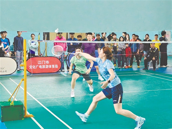 攻防之间，羽毛球爱好者展现精湛球艺，精彩赛事让观众大饱眼福。