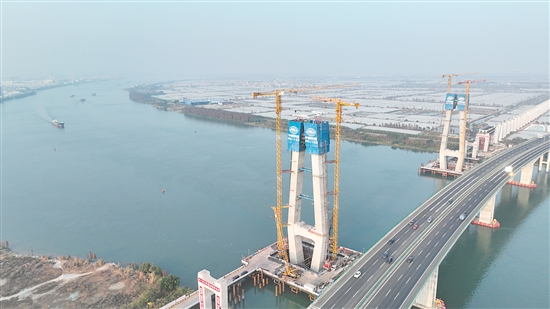建设中的深江铁路广中江特大桥跨虎跳门水道斜拉桥施工现场。