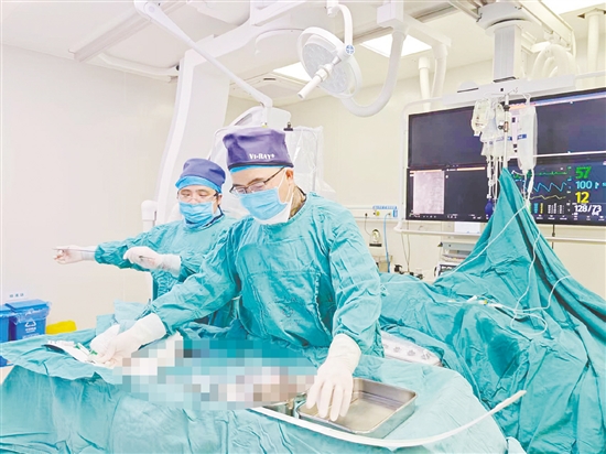 医生为患者进行手术治疗。