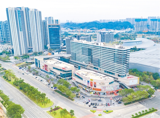 随着区域商业配套等要素的完善，滨江新区日渐生长出城市的“繁华肌理”，带动周边发展。图为于2025年下半年正式开业的大型商业街区滨江·侨都汇。刘淑君