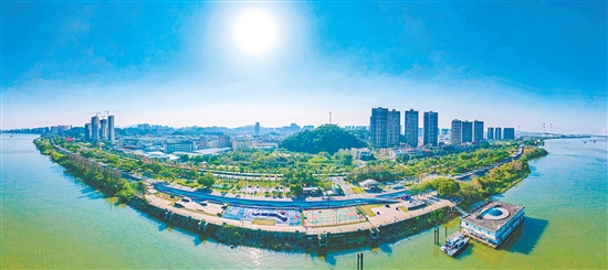 西江碧道蓬江段全长22.1公里，是江门市建设“宜居宜业宜游的现代活力新城”的亮眼一笔，如一条灵动的丝带，蜿蜒于城市之间，将自然之美与人文活力完美融合，成为市民游客休闲娱乐的理想之选，以及“活水生金”的典范。刘淑君