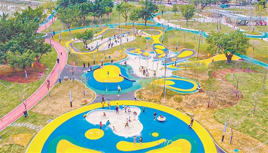蓬江区积极推进公园城市建设，构建起较为完善的公园体系，做到“出门见景”，推动实现“300米见绿，500米见园”。图为集生态、休闲、健身、游乐于一体的篁庄公园。刘淑君