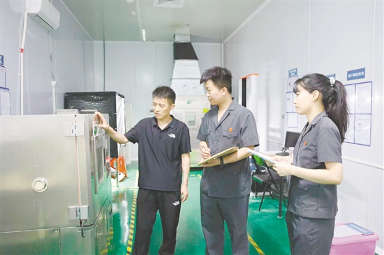 执行干警与企业负责人沟通，了解企业法律服务需求。