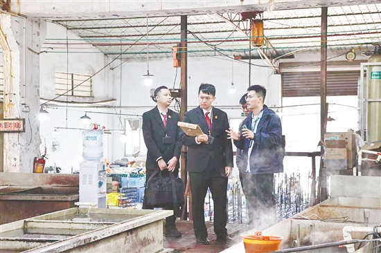 执行干警深入企业了解生产经营情况。