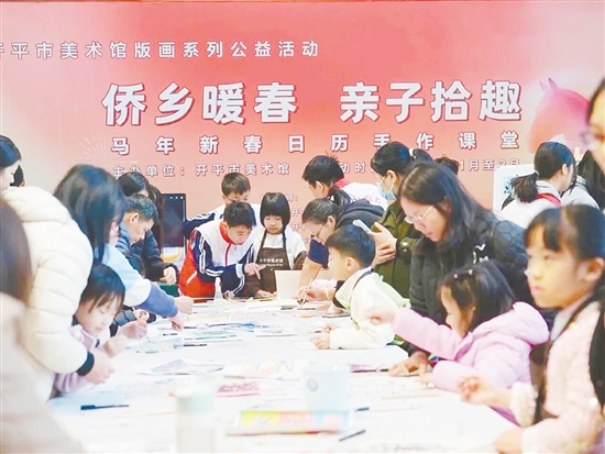 来自多所学校的艺术教师组成指导团队,带领家长与孩子体验版画创作,感受传统艺术魅力。 来自多所学校的艺术教师组成指导团队,带领家长与孩子体验版画创作,感受传统艺术魅力。