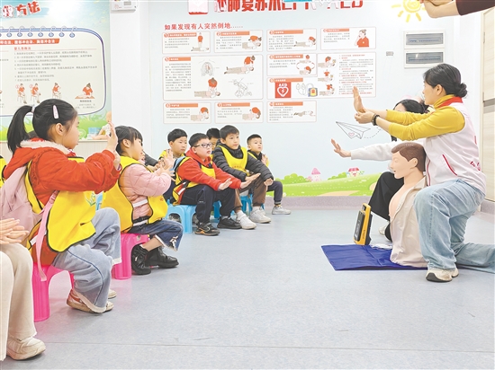 台山市台城街道侨光社区党群服务中心在寒假托管班上开展生命安全教育。