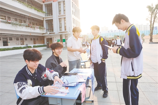 培英高中优秀毕业生以“过来人”的身份，与学弟学妹们深入交流。