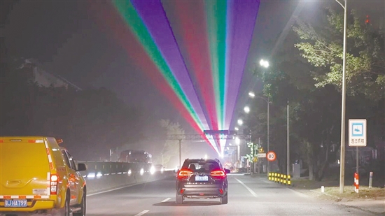 鹤山公安在G325国道时代倾城至址山永昌路段的8个关键点位共安装了28盏防疲劳激光灯,有降低因疲劳驾驶引发的道路交通事故安全风险。 鹤山公安在G325国道时代倾城至址山永昌路段的8个关键点位共安装了28盏防疲劳激光灯,有降低因疲劳驾驶引发的道路交通事故安全风险。