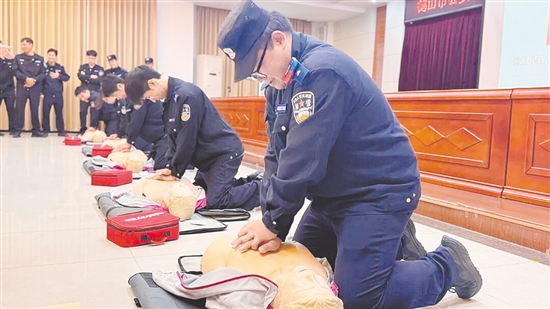 参训辅警实操交通事故创伤包扎、多人协作实施CPR与AED救援等实战技能。 参训辅警实操交通事故创伤包扎、多人协作实施CPR与AED救援等实战技能。