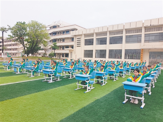 课桌舞将音乐节奏、肢体律动、情感表达与德育主题有机融合。