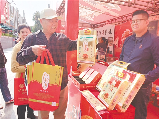 “广货行天下·珠影年货节”现场，台山丝苗米深受消费者喜欢。