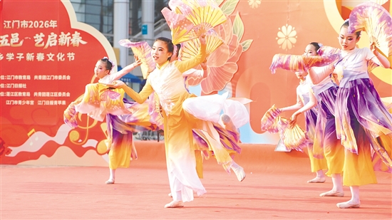 学生们带来精彩的舞蹈表演。