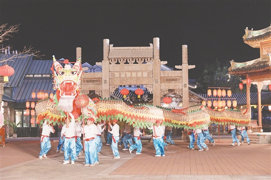 2026年粤港澳大湾区春节晚会赤坎分会场聚焦岭南非遗传承,潮连芝山纱龙等江门非遗将亮相该晚会,展现侨乡年味。 2026年粤港澳大湾区春节晚会赤坎分会场聚焦岭南非遗传承,潮连芝山纱龙等江门非遗将亮相该晚会,展现侨乡年味。