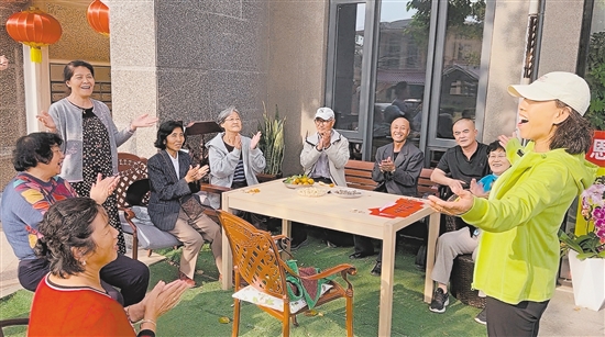 在良西泉都小区,大家围坐在一起唱歌,一同期盼着即将到来的新春佳节。 在良西泉都小区,大家围坐在一起唱歌,一同期盼着即将到来的新春佳节。