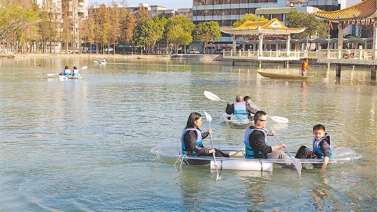 游客在透明船上近距离感受清澈湖水。 游客在透明船上近距离感受清澈湖水。