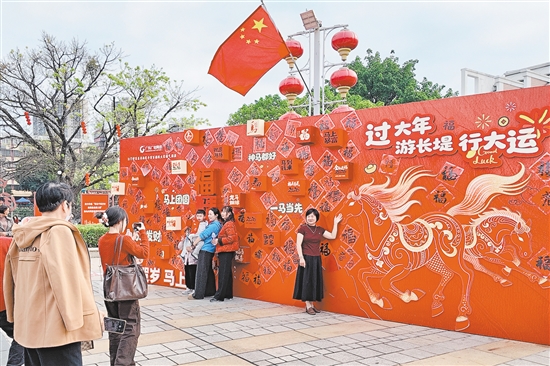 在长堤历史文化街区，市民游客纷纷拍照打卡。