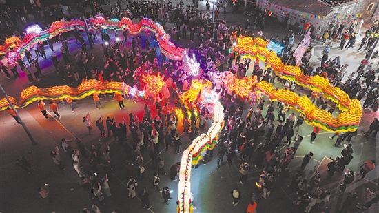 在鹤山市桃源镇钱塘村，钱塘彩龙舞动，舞出浓浓的侨乡年味。