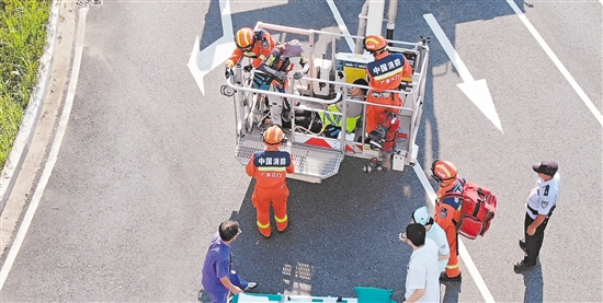 消防员节日无休，守护市民平安。