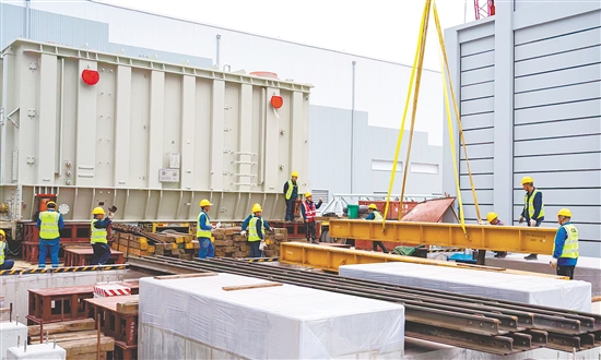 三山岛海上风电柔性直流输电工程项目现场一派热火朝天景象。