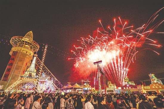 璀璨烟花秀为开平不夜城增添浓厚的节日氛围。