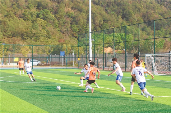 足球场上的球员精神抖擞,双方队伍互有攻防,为观众献上激情澎湃的草根足球盛宴。 足球场上的球员精神抖擞,双方队伍互有攻防,为观众献上激情澎湃的草根足球盛宴。