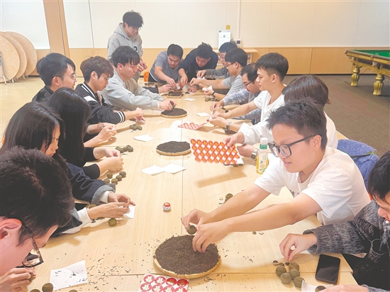 在常盛陈皮庄园,游客可以亲身参与柑普茶手作体验项目。 在常盛陈皮庄园,游客可以亲身参与柑普茶手作体验项目。