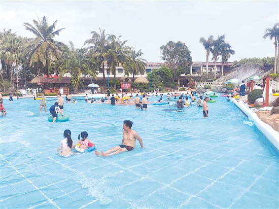 锦江温泉景区内,游客在冲浪池玩耍。 锦江温泉景区内,游客在冲浪池玩耍。