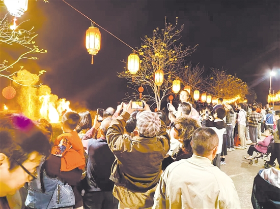山泉湾温泉城景区举办丰富多彩的活动,吸引众多游客关注。 山泉湾温泉城景区举办丰富多彩的活动,吸引众多游客关注。